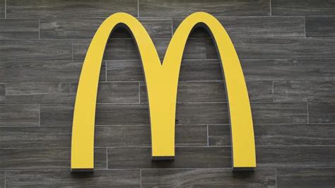 what are perks that mcdonald employees get a discount